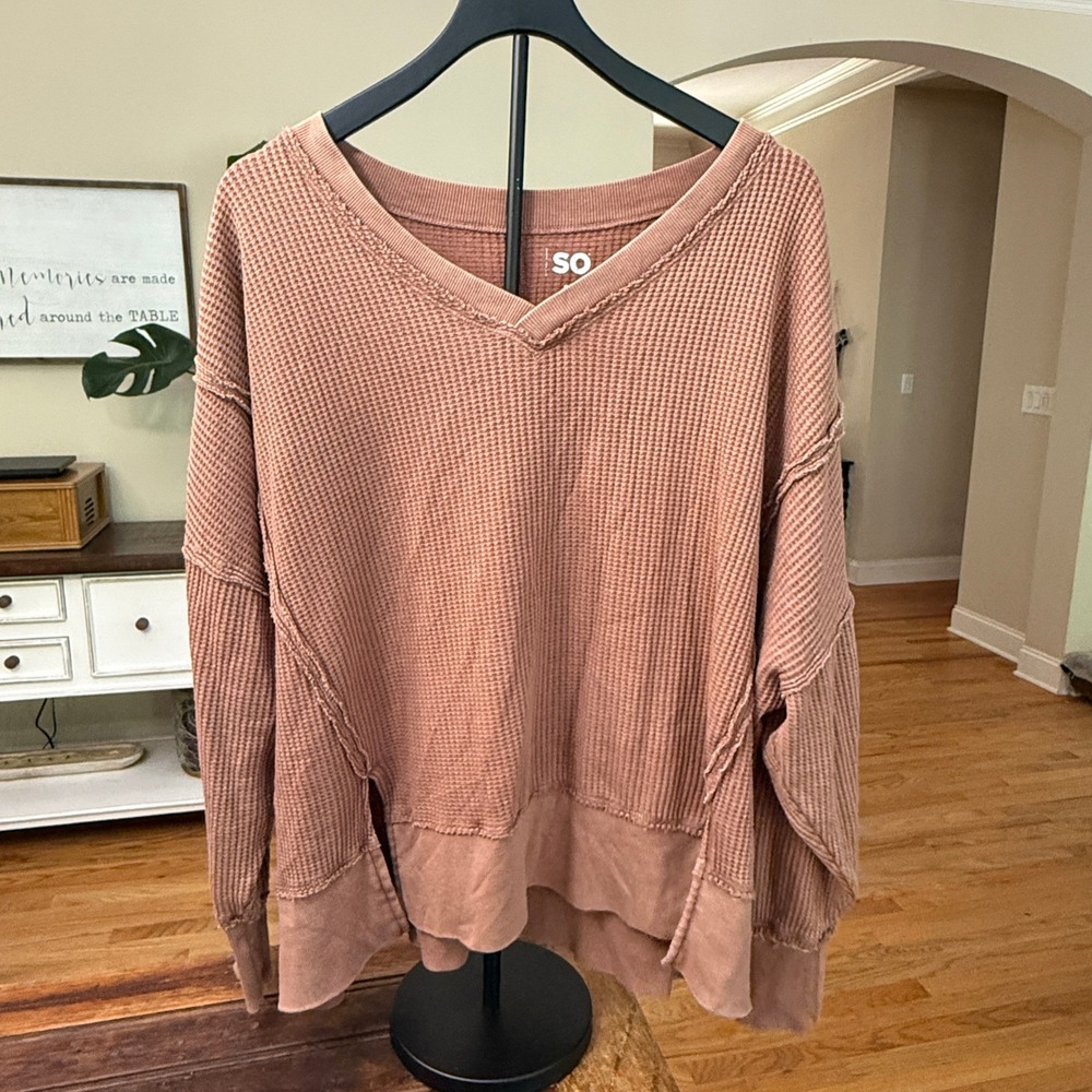 SO Womens Small Waffle Knit Thermal V-Neck Top Mauve Raw Seam Oversized Slit Hem